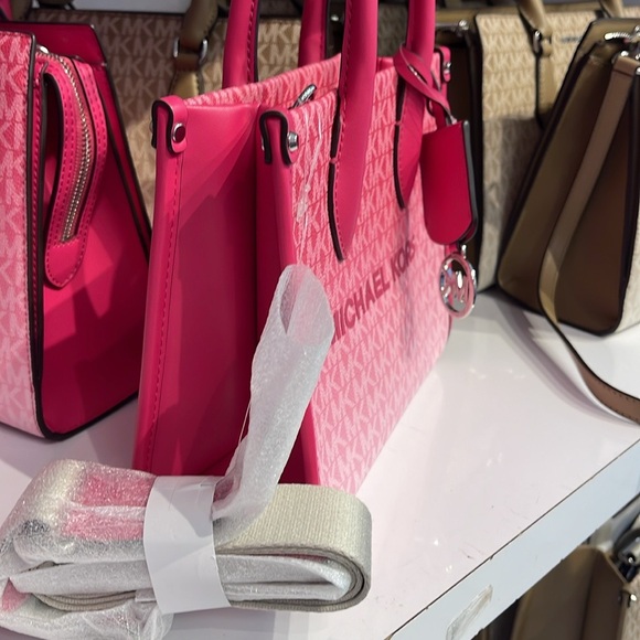 Michael Kors Mirella Small Ombré Signature Logo Crossbody Bag
Dragonfruit
NWT - Picture 7 of 15